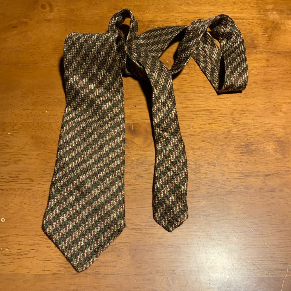 Brooks Brothers Makers All Silk Hand Made USA Imported Material Printed Neck Tie